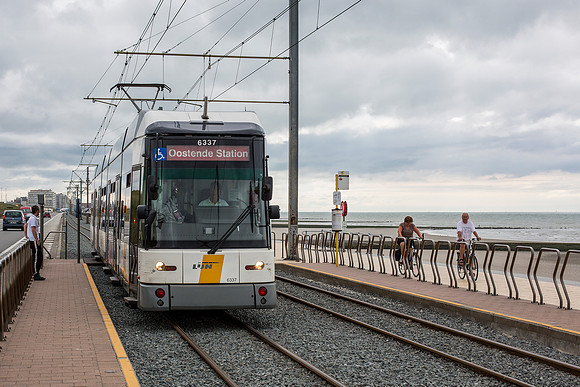 KUSTTRAM bij de HALTE RAVERSIJDE te OOSTENDE